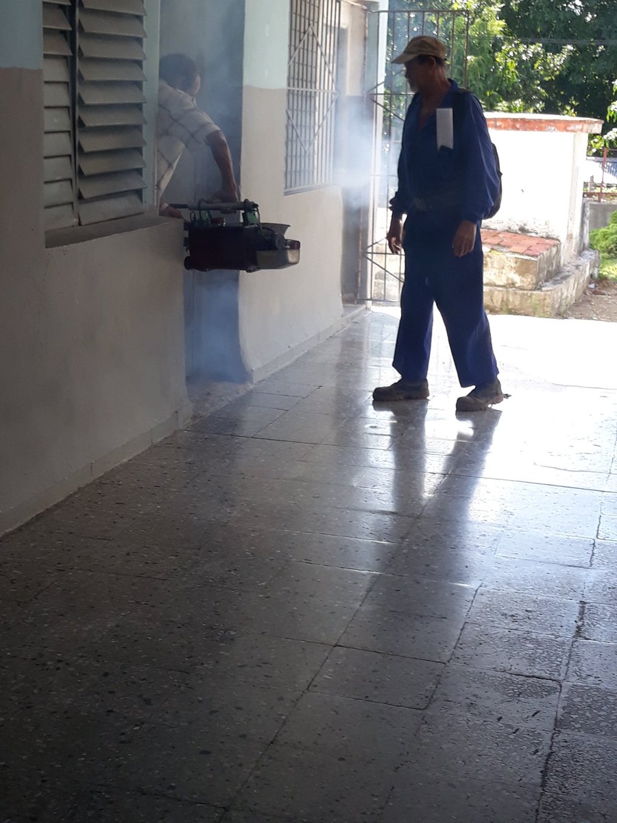 e_samitier48462's tweet photo. En el día de hoy se realiza la fumigación  en nuestro centro por compañeros de la salud pública  para evitar la propagación  de los agentes transmisores del dengue.
#CubaPorLaSalud
#EducacionGuanabacoa https://t.co/8MdECwjRg1