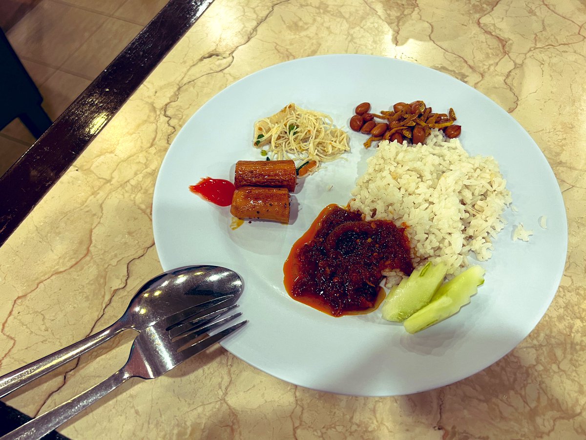 マレーシアのホテルからおはようございます。

こっちで初めて食べたマレーシア料理のナシレマが、間違いなくこれまで食べた東南アジア飯の中でぶっちぎり美味い！！