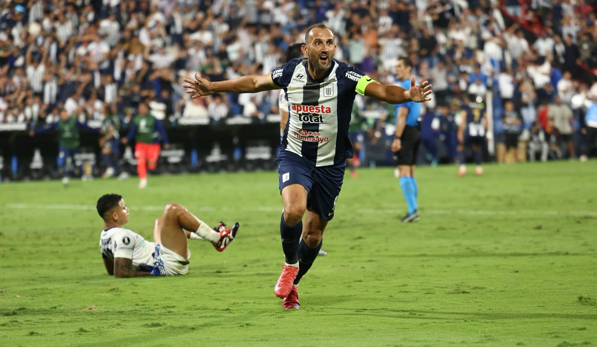 rubenmancof's tweet photo. 14 goles en el año incluyendo Gremio, Boca y Talleres. Líder positivo y nunca visto en escándalos. Sería una locura pensar que el sr Navarro después de contratar a su hijo y renovarle anticipadamente a Gorosito deje ir al extranjero más importante de la historia del club. No creo https://t.co/pFoILf3TyJ