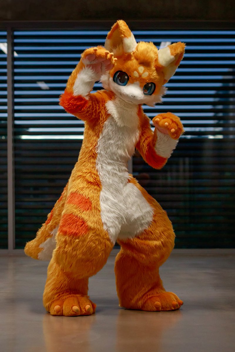 Magicpika1's tweet image. 嘎喔喔喔喔～大恐龍跑出來要毀滅城市了！
#fursuitfriday