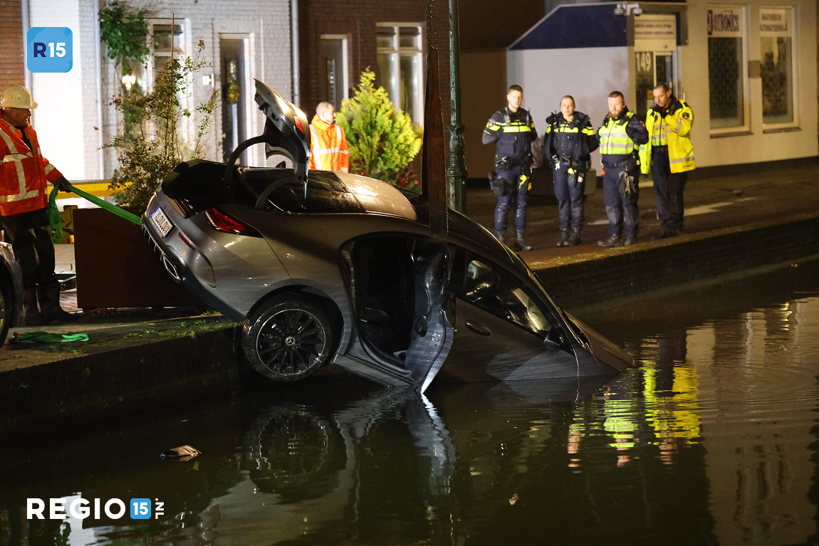 112 melding Auto te water op de Delftsestraatweg in Delfgauw