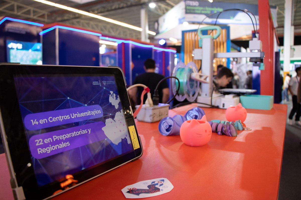 vaai_udg's tweet image. 🚀¡En la @udg_oficial se innova y se emprende! 💡✨
🏅El talento universitario se hizo presente en el #InnovationFest con 53 desarrollos tecnológicos creados por nuestra Red Universitaria, además del  stand de emprendimiento que acercó herramientas para impulsar ideas.