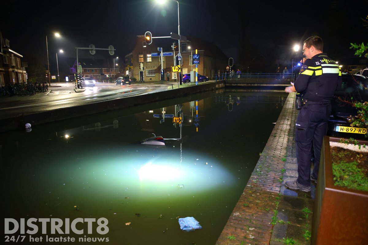 RedactieD8's tweet image. Een automobilist is gisteravond te water geraakt langs de #Delftsestraatweg in #Delfgauw. Naar eigen zeggen moest de bestuurder uitwijken voor een kat. Hij raakte niet gewond, een berger heeft de auto uit het water gehaald en meegenomen.