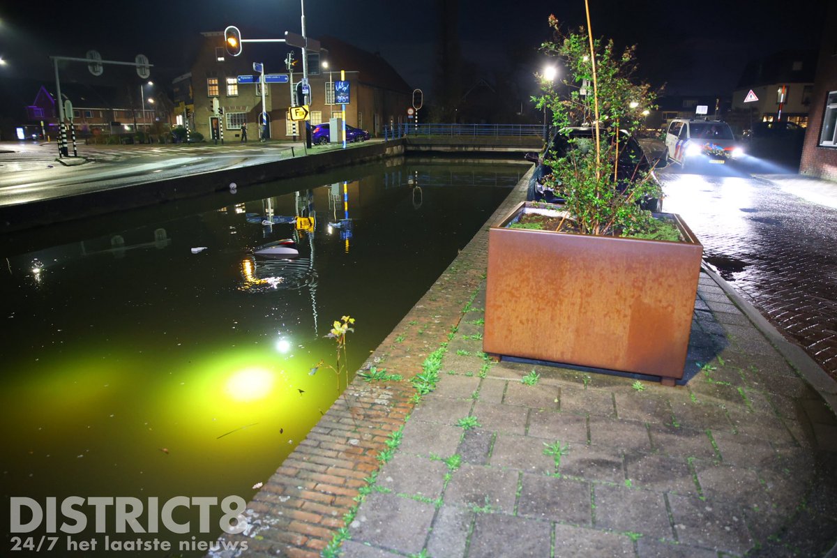 RedactieD8's tweet image. Een automobilist is gisteravond te water geraakt langs de #Delftsestraatweg in #Delfgauw. Naar eigen zeggen moest de bestuurder uitwijken voor een kat. Hij raakte niet gewond, een berger heeft de auto uit het water gehaald en meegenomen.