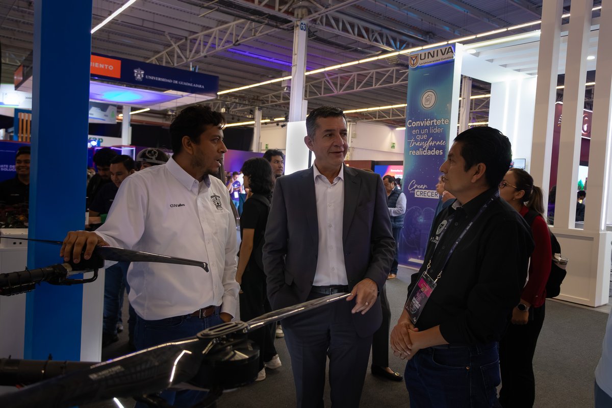 vaai_udg's tweet image. 🚀¡En la @udg_oficial se innova y se emprende! 💡✨
🏅El talento universitario se hizo presente en el #InnovationFest con 53 desarrollos tecnológicos creados por nuestra Red Universitaria, además del  stand de emprendimiento que acercó herramientas para impulsar ideas.