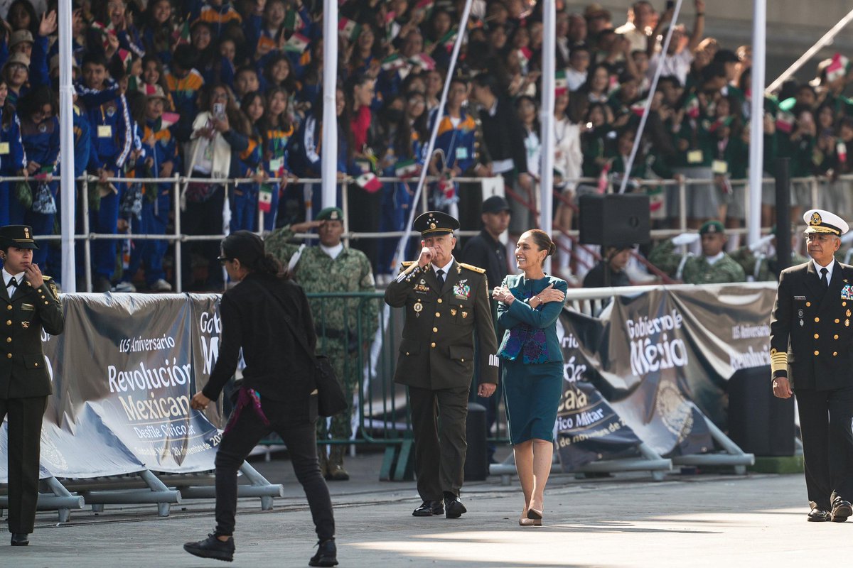 Esta mañana, acompañamos a nuestra presidenta <a href="/Claudiashein/">Claudia Sheinbaum Pardo</a> en el bello Zócalo de la #CDMX para conmemorar el 115 Aniversario de la #RevoluciónMexicana.

Recordamos con orgullo los momentos más emblemáticos de nuestra memoria histórica y rendimos homenaje a las heroínas y héroes,