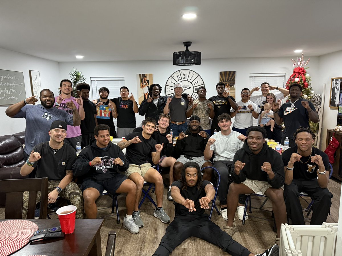 CoachRCollins's tweet image. So glad I had an opportunity to move to LBs and coach these men! They made my job easy because of their work ethic and brotherhood! 
End of season position dinner✅
#StingEm