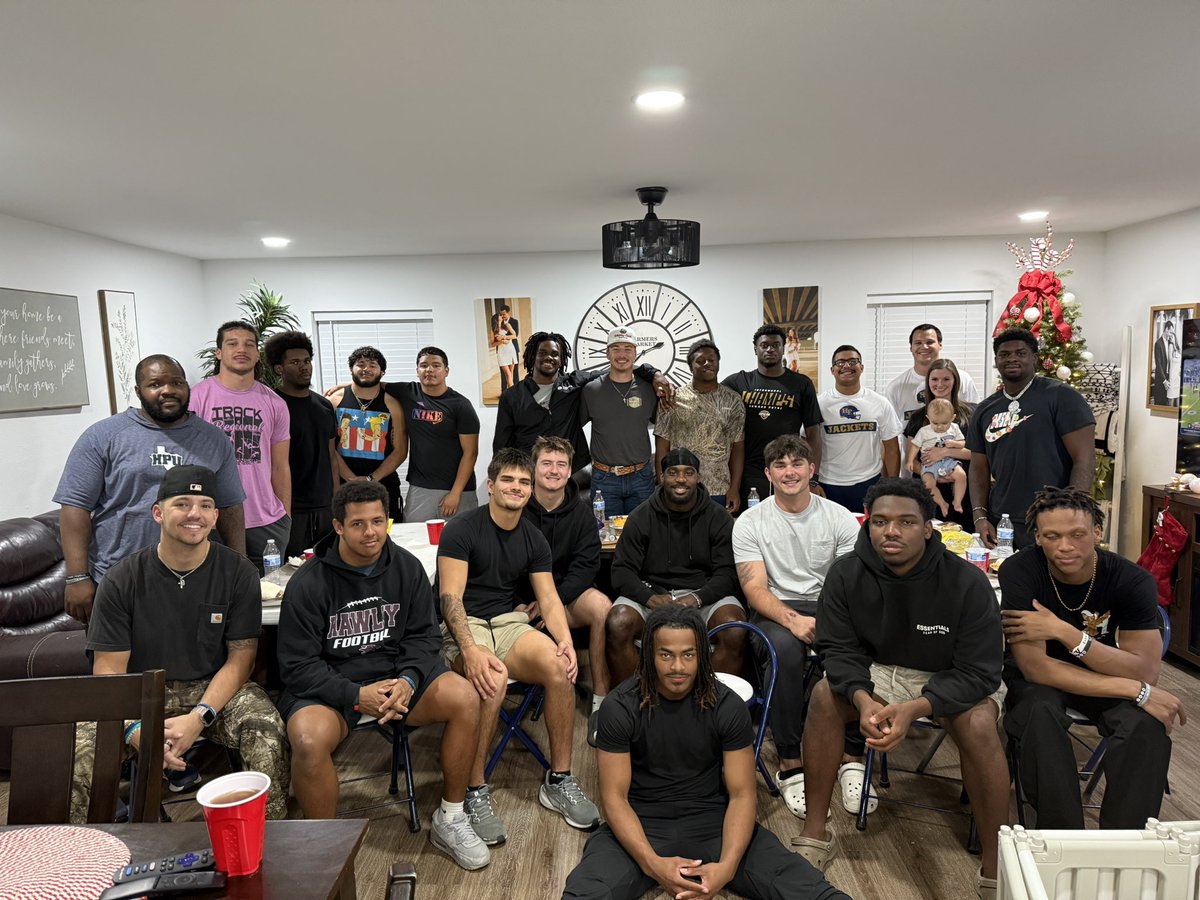 CoachRCollins's tweet image. So glad I had an opportunity to move to LBs and coach these men! They made my job easy because of their work ethic and brotherhood! 
End of season position dinner✅
#StingEm