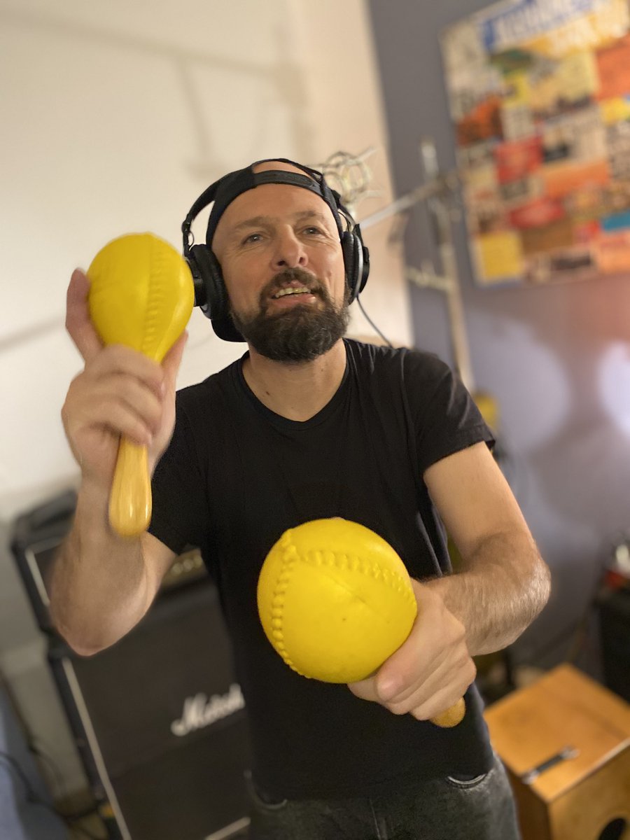 Nacho grabando percusiones