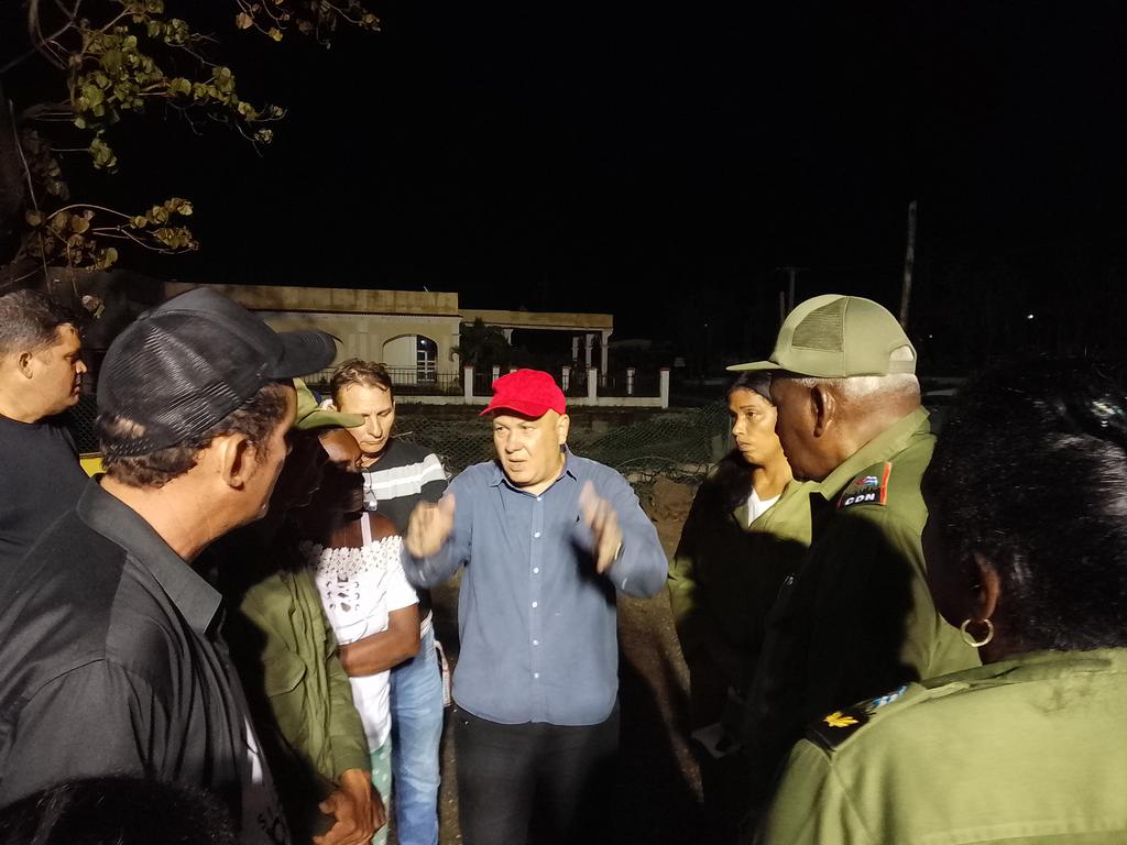 BeatrizJUrrutia's tweet image. Hasta el poblado de El Cobre, uno de los enclaves más afectados por el huracán Melissa en #SantiagoDeCuba, llegó Esteban Lazo Hernández, presidente de @AsambleaCuba. Junto al viceprimer ministro @JorgeLuisTapiaF, la autoridad parlamentaria chequeó el avance de la recuperación.