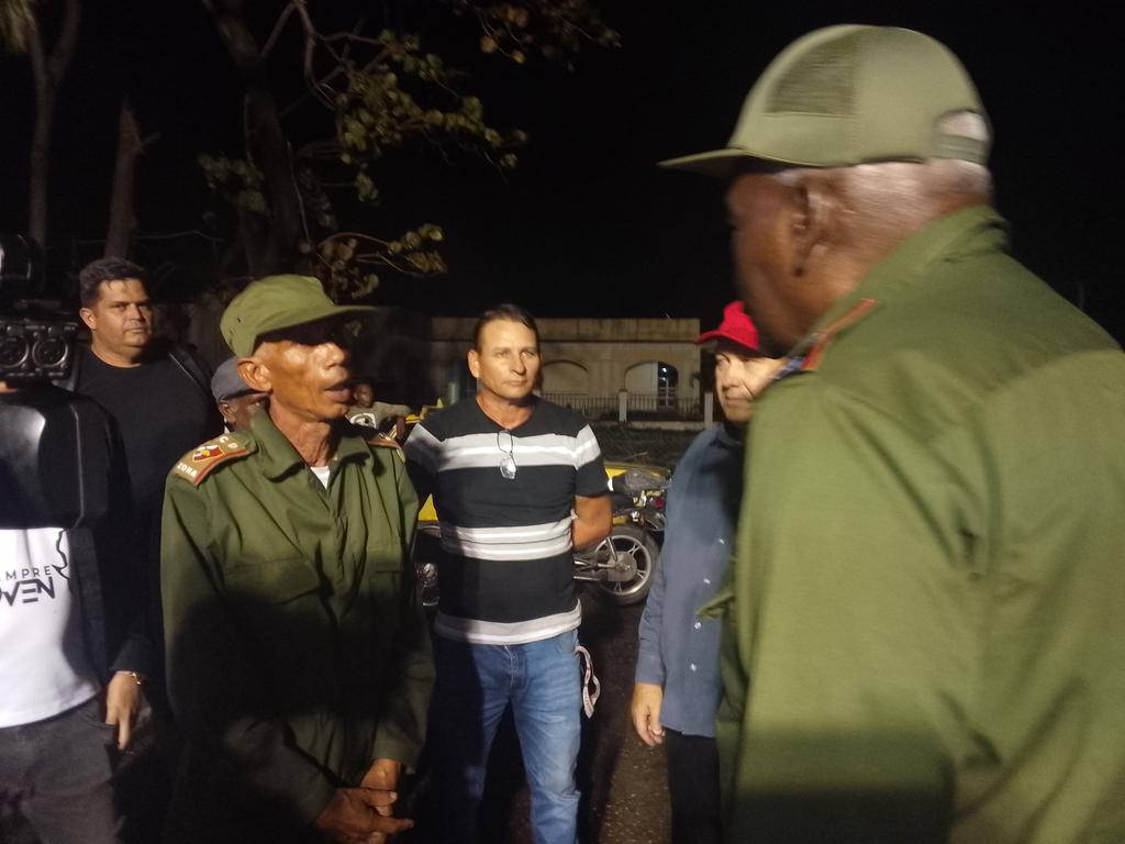 BeatrizJUrrutia's tweet image. Hasta el poblado de El Cobre, uno de los enclaves más afectados por el huracán Melissa en #SantiagoDeCuba, llegó Esteban Lazo Hernández, presidente de @AsambleaCuba. Junto al viceprimer ministro @JorgeLuisTapiaF, la autoridad parlamentaria chequeó el avance de la recuperación.