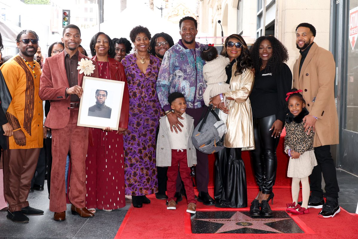 TheMoviesRain's tweet image. เลทิเทีย ไรท์, ซีโมน เลดวอร์ด-โบสแมน, ไมเคิล บี จอร์แดน และครอบครัว ร่วมประดับดาวให้ “แชดวิค โบสแมน” บน Hollywood Walk of Fame