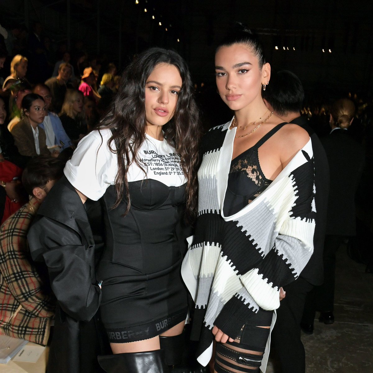 ROSALÍA elogia o estilo de vida que Dua Lipa leva apesar de ser uma superestrela:

"Eu entendo, sabe, porque ela tem esse estilo de vida de muito trabalho, tentando equilibrar a vida que quer ter com as obrigações profissionais. É muito inteligente da parte dela encontrar