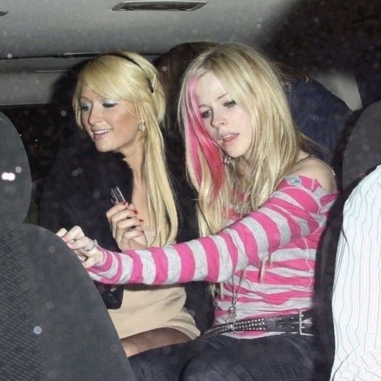 OldInternetFeel's tweet image. avril lavigne and paris hilton in the 2000s