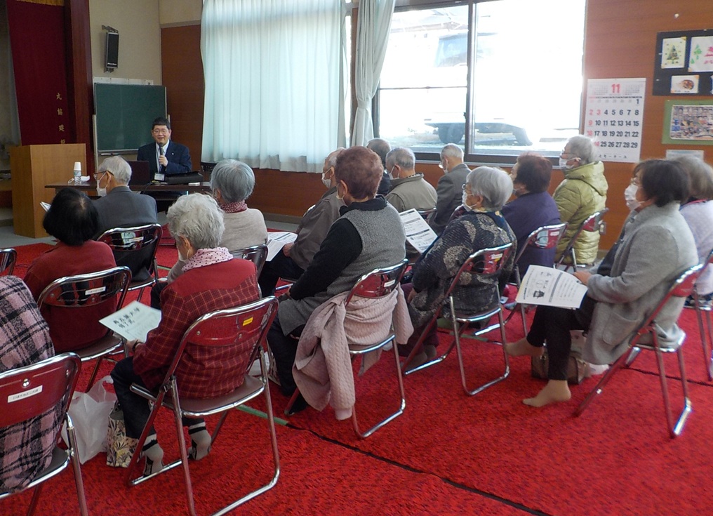 日頃市地区「寿五葉大学」
11月20日、市民環境課職員による「ごみのリサイクルについて」を開催。参加者からは「モバイルバッテリーの捨て方は？」「電動生ごみ処理機はどのようなもの？」などの質問が。学習会の後、修了式を行い今年度を締めくくりました。#公民館 #大船渡