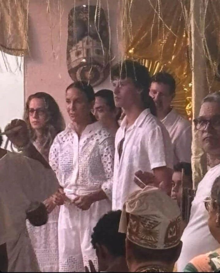 HeyShawnBR's tweet image. 📸 | Shawn Mendes com Ivete Sangalo em um terreiro hoje em Salvador.