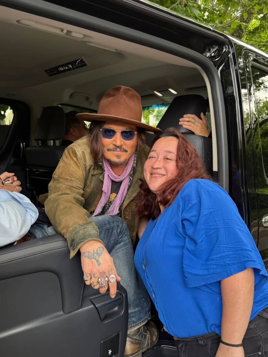 JerrieDepp's tweet image. Lovely capture of God Dad (#JohnnyDepp) with milybdepp (IG) 🥰 Always warms my heart seeing Deppheads living their dreams! ♥️

(Credits to milybdepp’s IG)
