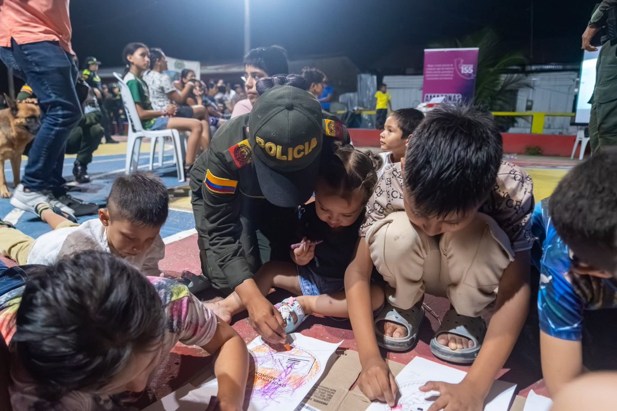 👮🏻‍♂️ #Seguridad | La Policía Nacional en el Amazonas continúa fortaleciendo la presencia institucional en el barrio Colombia, llevando acciones de prevención, control y acercamiento que contribuyen a la convivencia y la seguridad de todos los habitantes.

#LeticiaMásSegura | #S2D🇨🇴