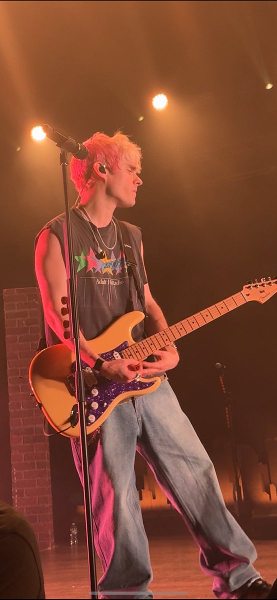 CHERRYREDPRXIE's tweet image. i wish i had my own awsten knight who texted back fast... sigh