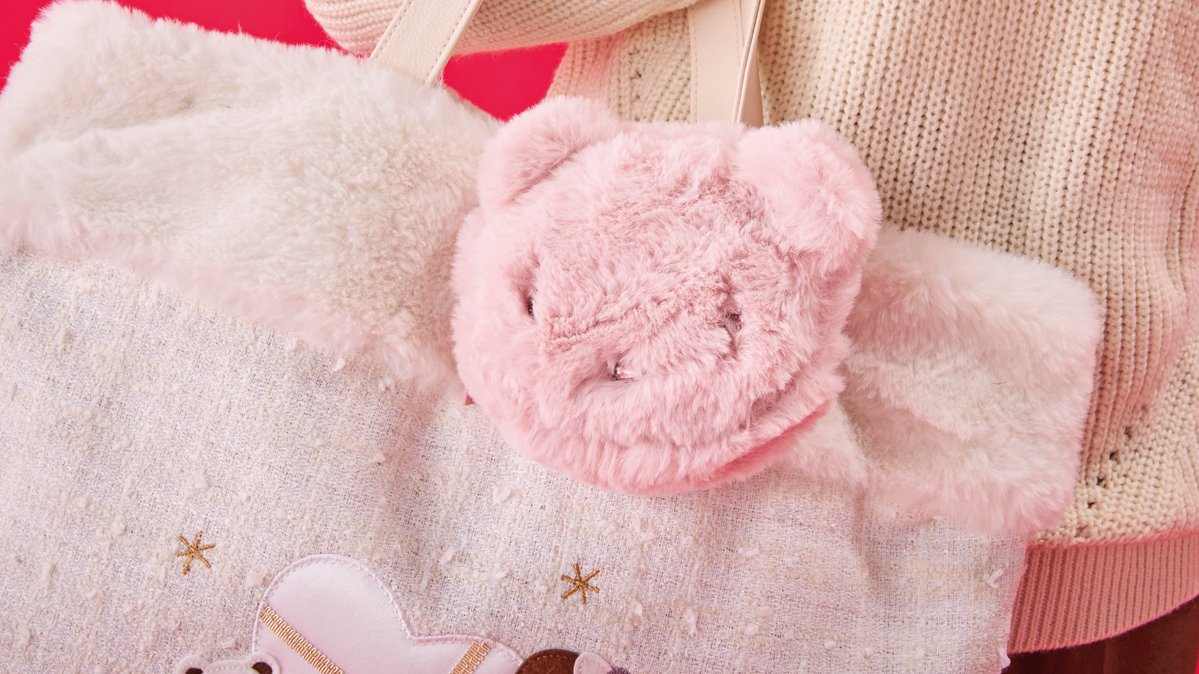 ふわふわのファー素材を使用したクマちゃんのフェイス型ポーチ