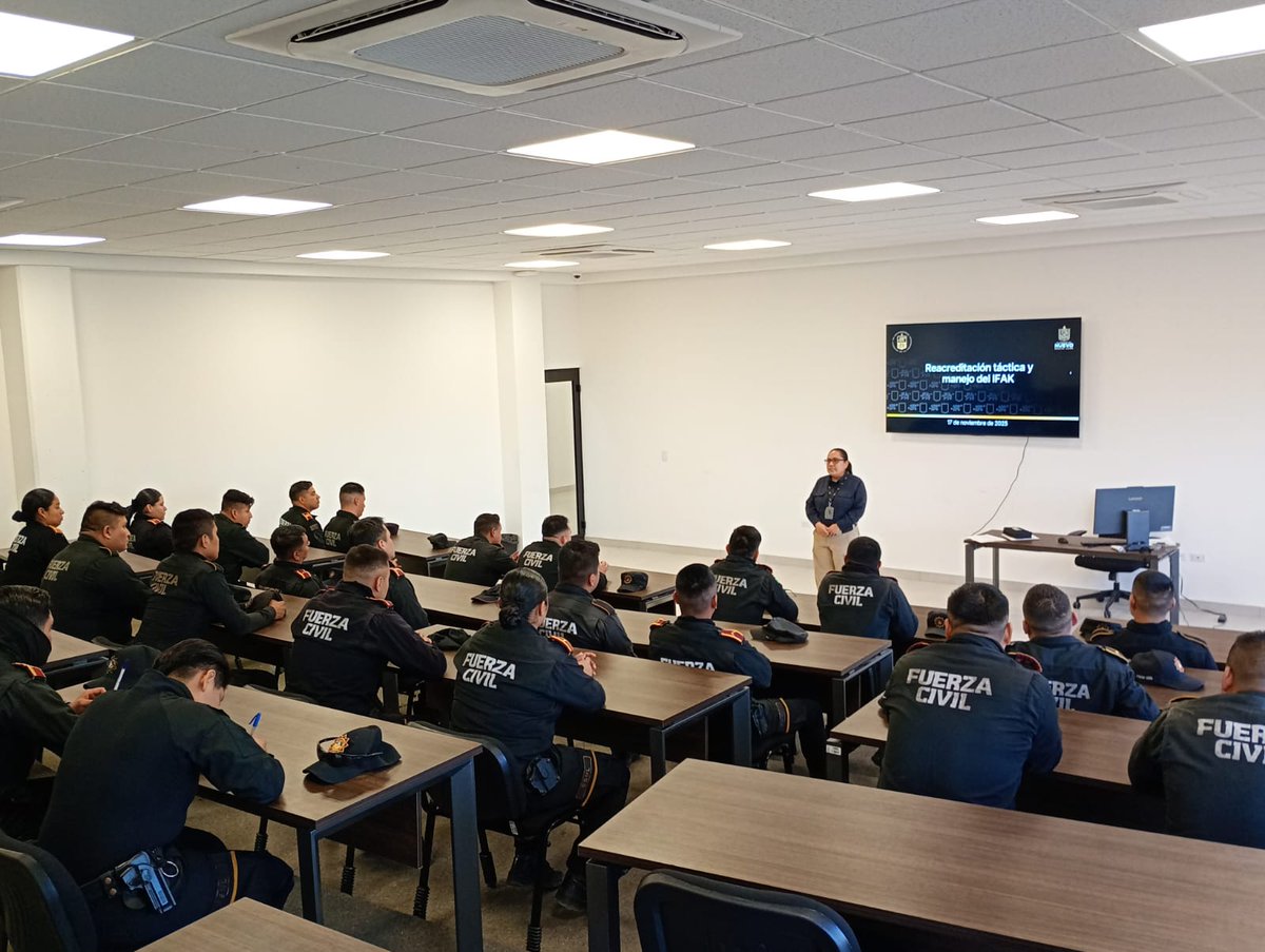 ucsmx's tweet photo. La Escuela Básica de la #UCS concluyó la “Reacreditación Táctica y Manejo del IFAK” para policías de Fuerza Civil, fortaleciendo sus habilidades en primeros auxilios tácticos y su capacidad de respuesta ante situaciones críticas.

#LaFuerzaDeLaEducación https://t.co/QGrgdXC8Aq