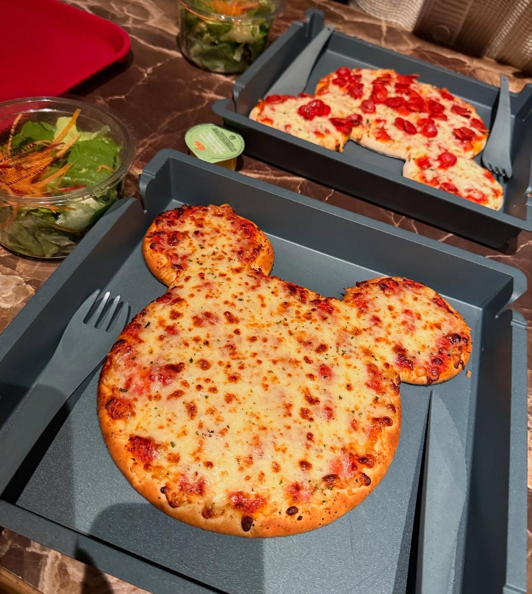 sakshamthukral5's tweet image. Pizza with a side of magic! 🍕✨ Who else loves a good Mickey-shaped meal? #DisneyFoodie #PizzaParty