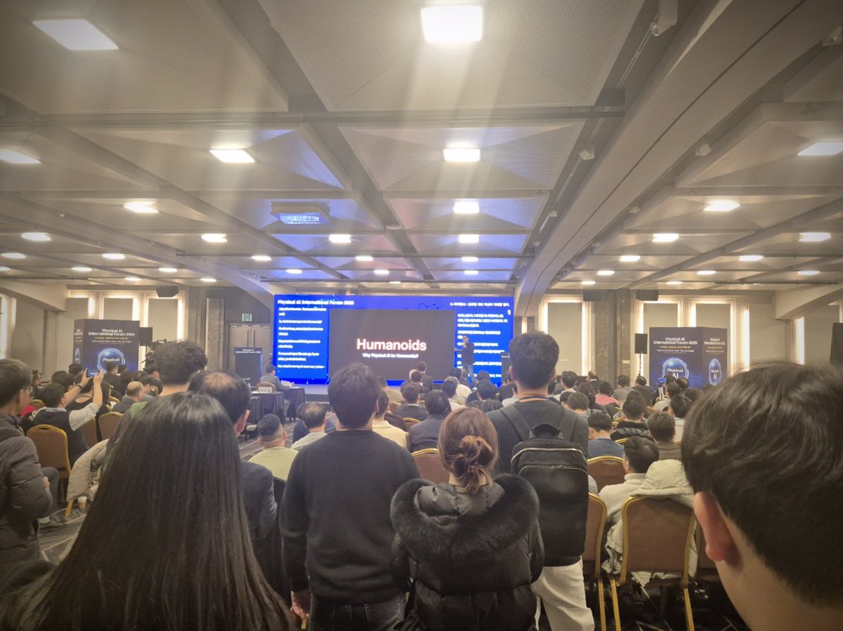 DennisHongRobot's tweet image. Keynote talk at the 1st International Physical AI Forum in Seoul! It was packed with audience standing in the back… That was fun!

#PhysicalAI #robotics 🤖
