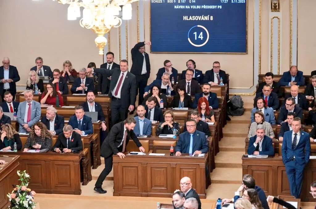 Fana43124688's tweet image. 🇨🇿The leaders of the coalition parties #ANO,#SPD,and #Motoriste have signed a motion to freeze politicians&apos; salaries at this year&apos;s level starting next year. They will submit it to the Chamber of Deputies: said the chamber&apos;s chairman @tomio_cz
#Czechia 
⬇️
seznamzpravy.cz/clanek/domaci-…