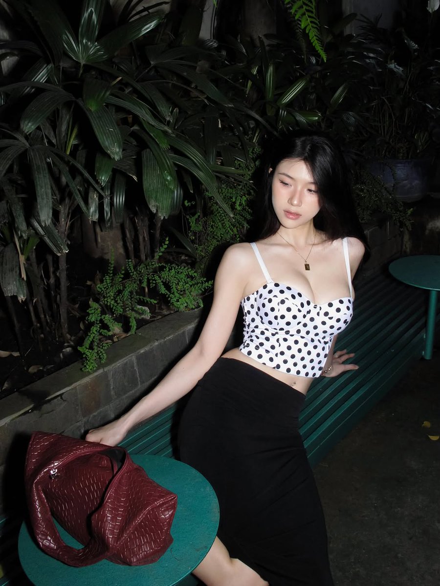 rqelznia's tweet image. black polka dots on my body