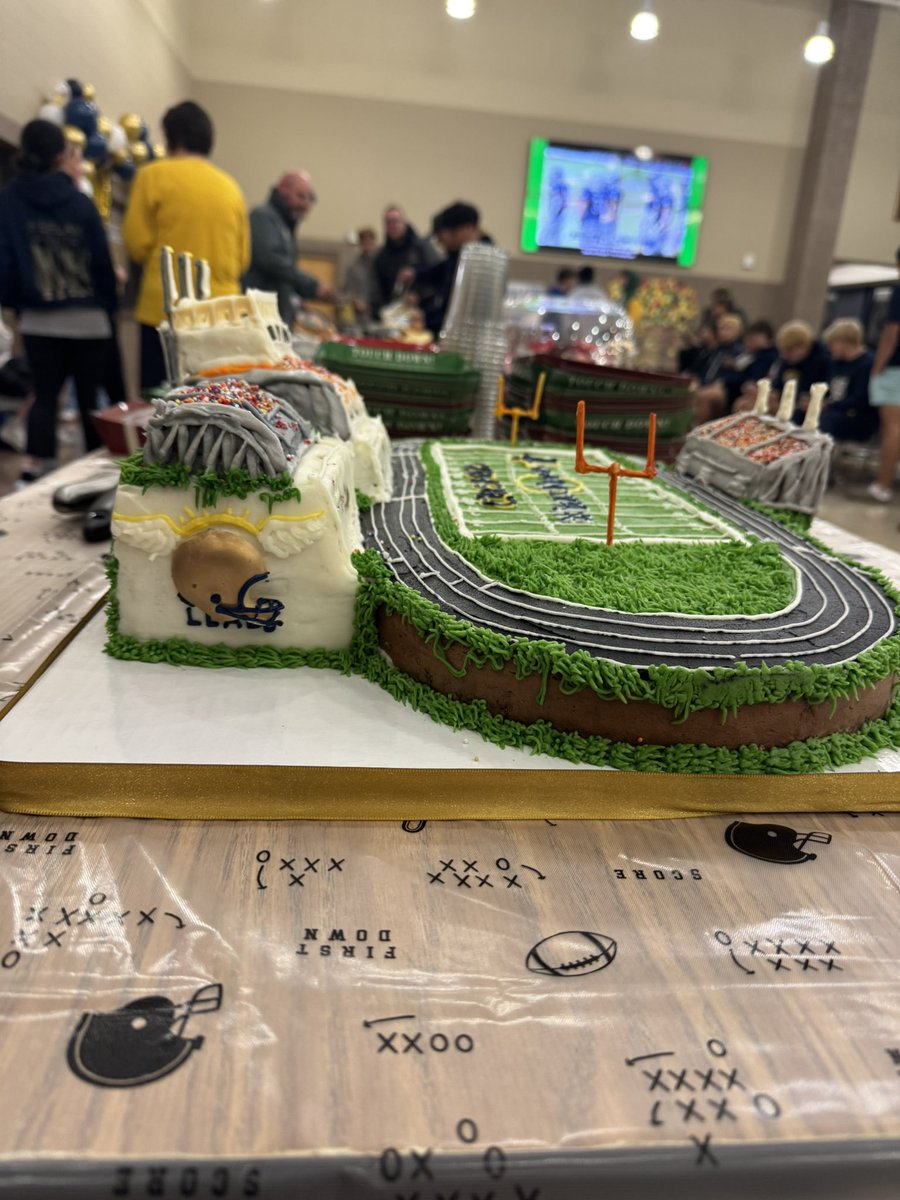 Final pregame dinner for <a href="/BishopHeelanFB/">Bishop Heelan Football ✞</a> as they get ready for the state championship game tomorrow!  

Also - maybe the coolest cake ever!!!
