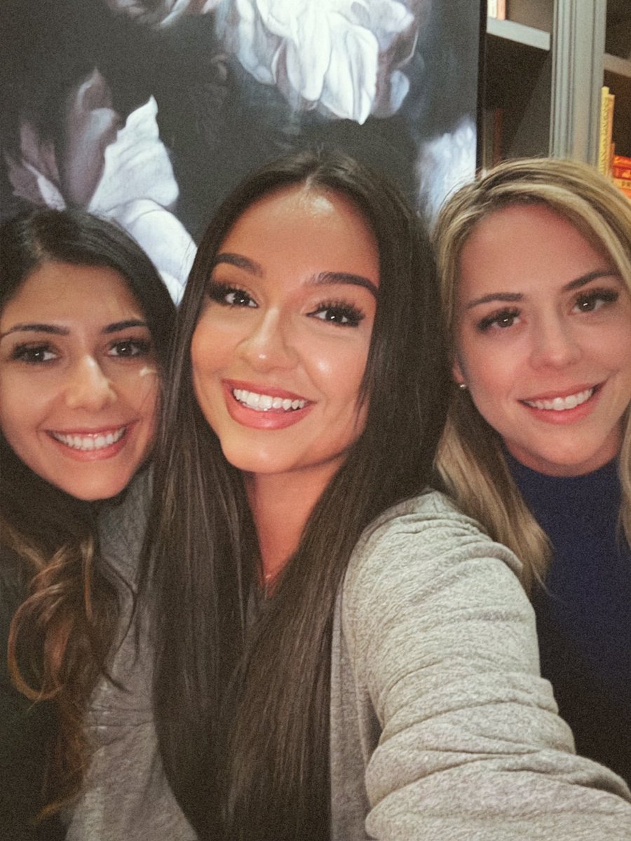 Manaartlover1's tweet image. -  تو چت به کوری میلز، عضو کنگره متاهل و طرفدار اسراییل، قول می ده که کریس رو کاملا راضی کنه و بذاره هر چند بار، هر کاری و هرجاییش میخواد بکنه. 
فکر می کنم هر کسی با عقل متوسط متوجه می شود اسراییلیها چطور در سیاست دنیا کار می کنند و چرا سامانه برای اسراییل تن به تنفروشی داده.