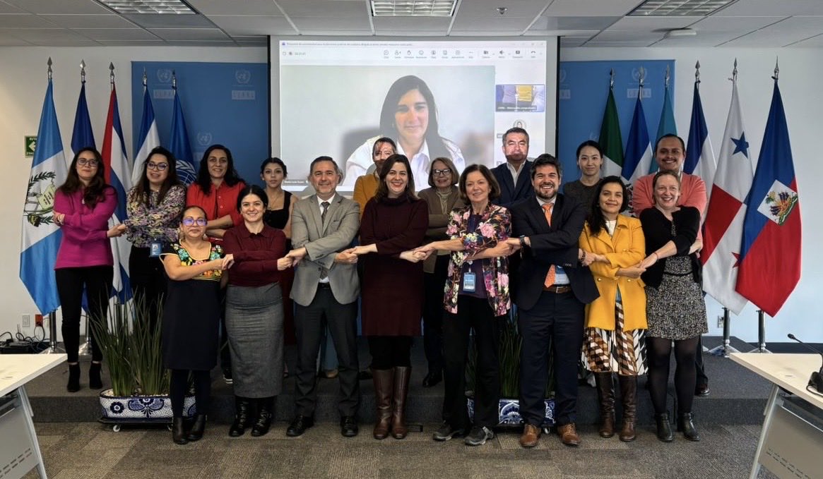 nahueloddone's tweet image. #Hoy @cepal_onu @SE_mx @mujeresgobmx @Tu_IMSS @OITMexico @ONUMX conversamos sobre “propuesta de normatividad para implementar políticas de #cuidados dirigida al Sector Privado como pauta para una política de desarrollo productivo inclusiva en #México” 

🇲🇽Trenza de los cuidados🇲🇽