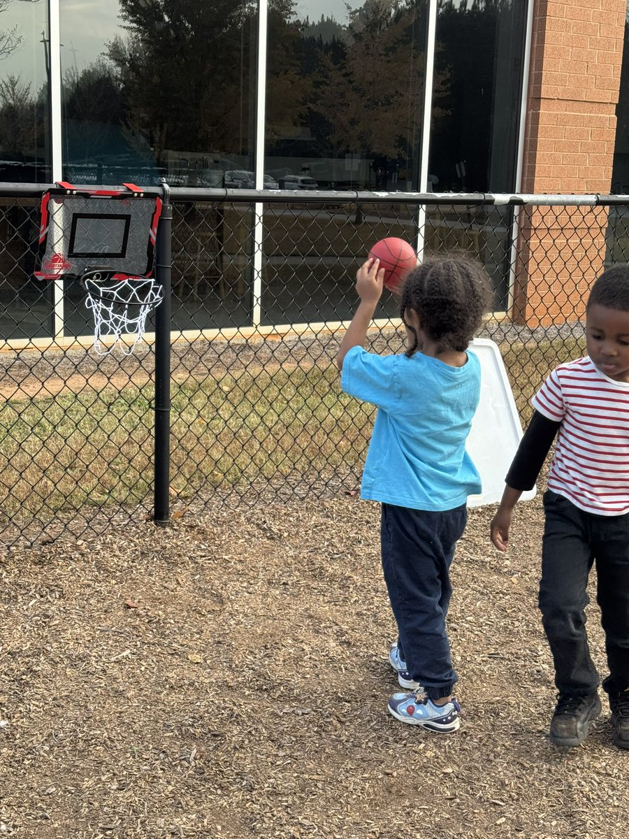 RCPS_EarlyLearn's tweet image. “Afterschool hustle: teamwork, laughter, and a whole lotta hoops!”
#basketball #afterschool #playgroundshenanigans #pat #dph