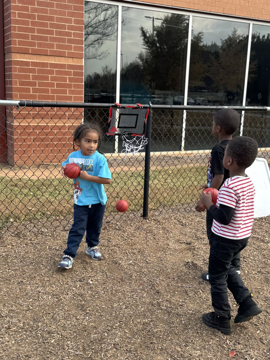 RCPS_EarlyLearn's tweet image. “Afterschool hustle: teamwork, laughter, and a whole lotta hoops!”
#basketball #afterschool #playgroundshenanigans #pat #dph