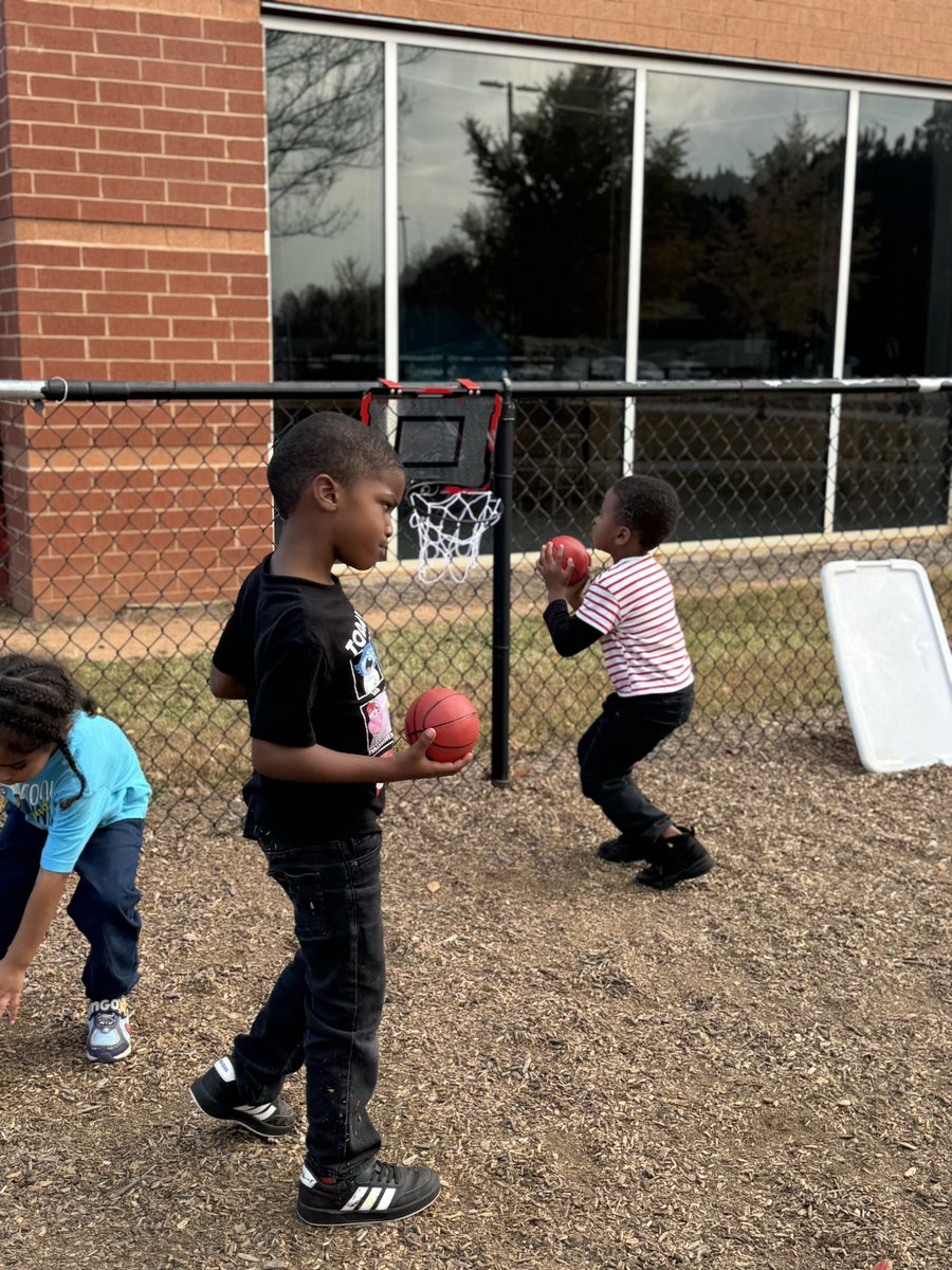 RCPS_EarlyLearn's tweet image. “Afterschool hustle: teamwork, laughter, and a whole lotta hoops!”
#basketball #afterschool #playgroundshenanigans #pat #dph