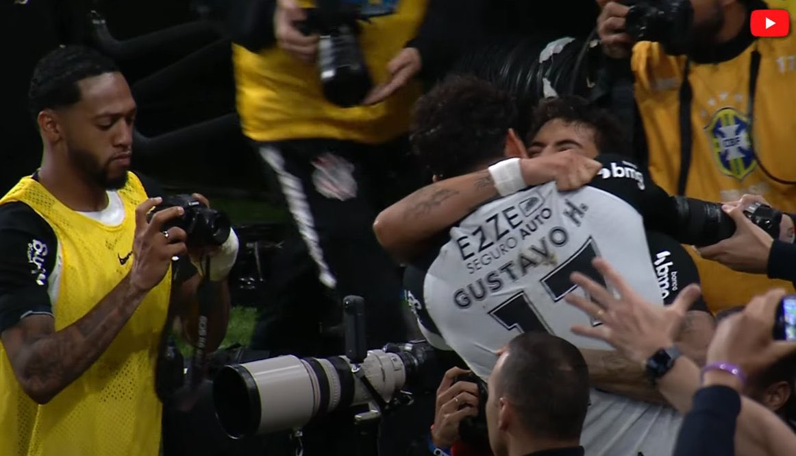 gatilhosccp's tweet image. O MARTINEZ pegou a câmera do repórter HAHAHAHHA ISSO TUDO EH CORINTHIANS