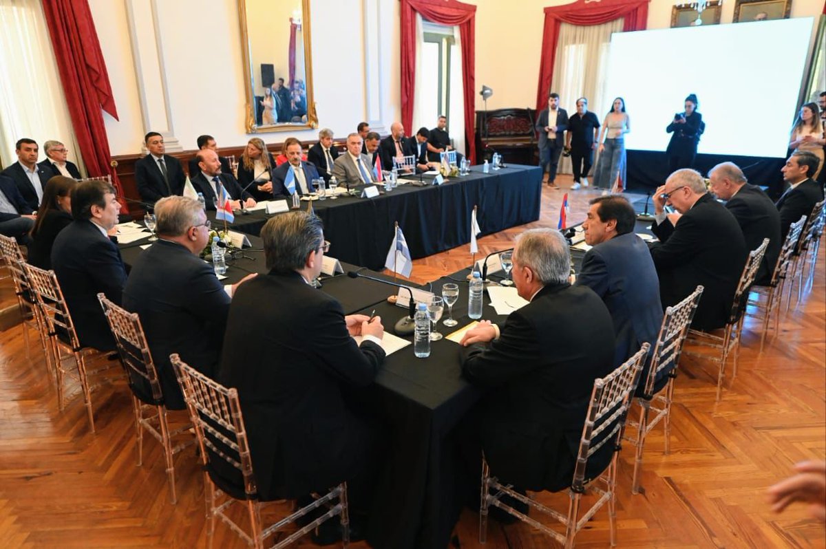rickiherrera's tweet photo. ¡¡La fuerza federal del Norte Grande!!

Acompañamos al gobernador @QuintelaRicardo a la 22° Asamblea del Norte Grande. 

Agradecemos el apoyo unánime de las provincias de la región al reclamo de La Rioja por los fondos no reconocidos por la Nación. 

✔️En este encuentro, se unificó un plan de acción conjunto para abordar los temas comunes que afectan a nuestras provincias y plantearlos a nivel nacional.

La unión y la solidaridad regional son fundamentales para lograr soluciones que sirvan a nuestros pueblos.