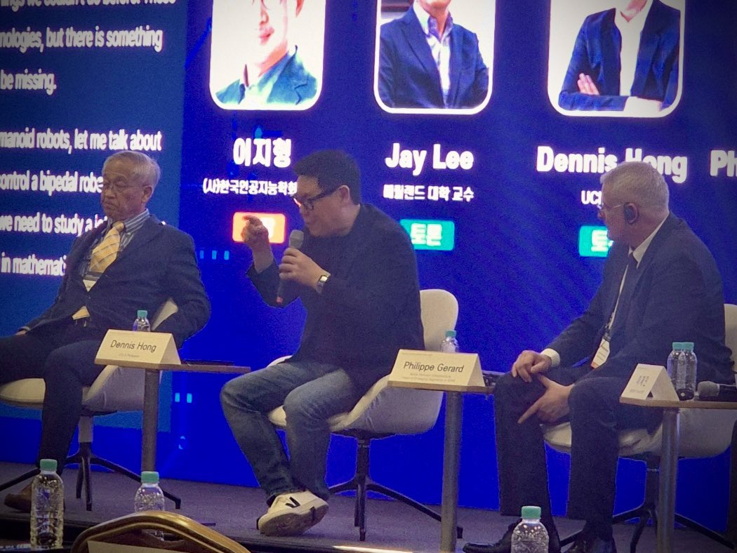 DennisHongRobot's tweet image. At the 1st International Physical AI Forum in Seoul! Fantastic panel on physical AI with industry experts, science, academia and government. It was an honor to be on the panel with Philippe Gerard, Jay Lee, 이재민 센터장님, 이지형 회장님.
#PhysicalAI #robotics 🤖