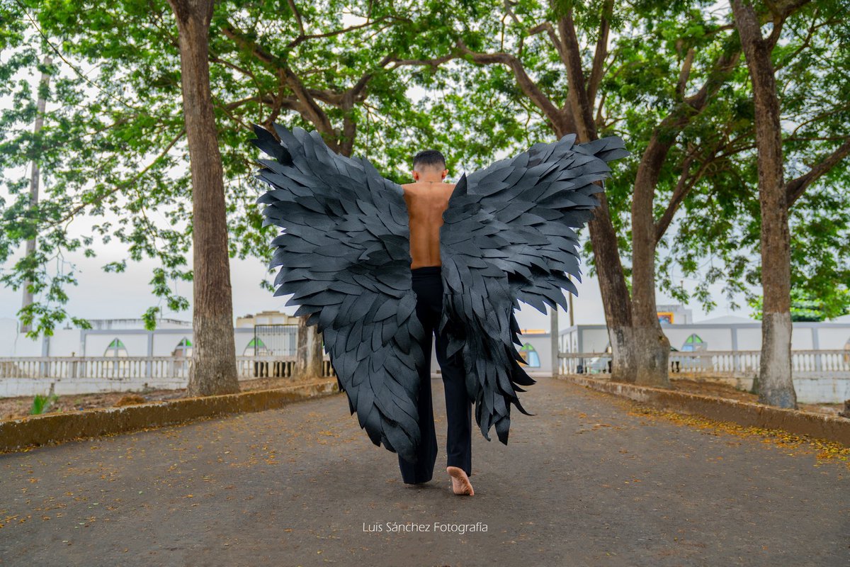 Hay silencios que no callan… te miran.
Y si te incomoda, es porque te reconoce.

🖤🪽📸