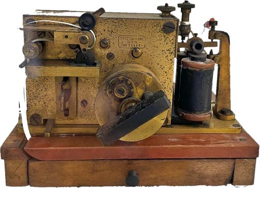 【所蔵品紹介】モールス印字機　1900s
プロイセンの Siemens &amp; Halske 社によって製造されたもので、ゼンマイ仕掛けで紙片を引き出し、受信したモールス信号を印刷します。