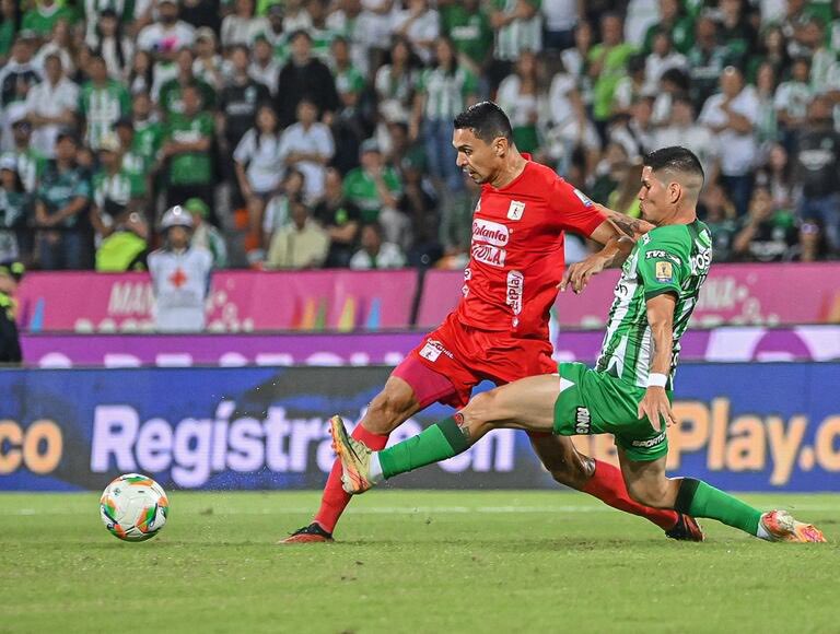 ¡COMENZÓ EN EL ATANASIO! 🏟️ 

(⛰️ Nacional 0-0 América 👹) 

Comienza la primera fecha del cuadrangular 🅰️ para estos equipos. Nacional con la baja de David Ospina por manejo de cargas y América con un equipo ofensivo. 

¡PARTIDAZO!