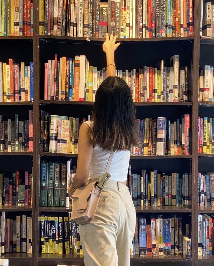 IslaGlow01's tweet image. The best afternoons are spent in the quiet corners of the library.
#LibraryLove #PeacefulAfternoon #StudyVibes