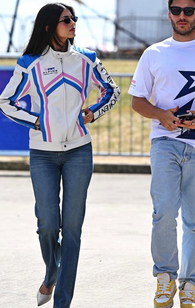 MVisneverboring's tweet photo. i love sm this kind of fashion paddock style w wags wearing merch like this is sm better than fancy fits, if one day i get to the paddock i would definitely wear a jacket like this but in a redbull way maybe https://t.co/y42dWQdJCD