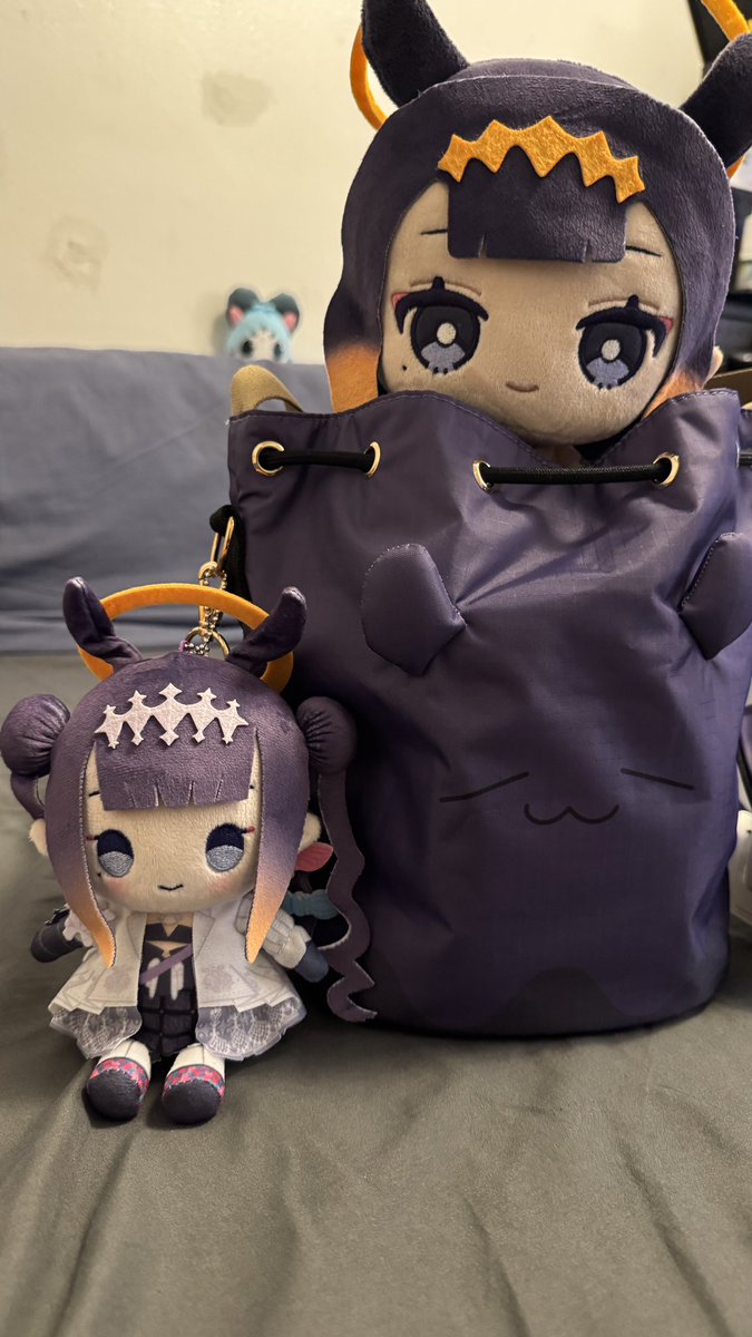 chknnugtsYUM's tweet image. YUUSHA INA HAS ARRIVED! what a blessed week for Ina merch 🙏 she pairs perfectly with the tako bag! …wait, who’s that peeking from the back 🤔 #takotime