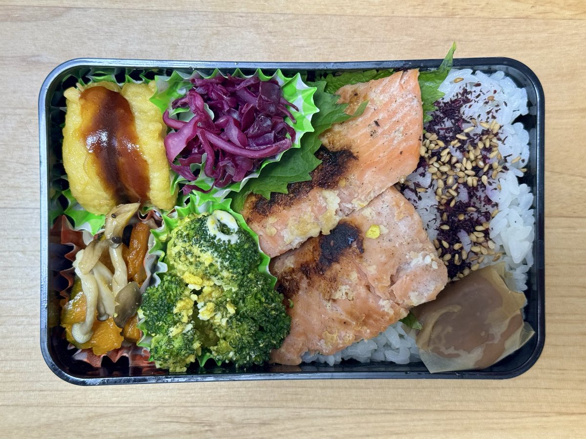 Miz_Mido's tweet photo. お弁当🍙
チキンナゲット
紫キャベツのマリネ
秋鮭の塩麹焼き
かぼちゃとキノコのバター蒸し
ブロッコリー🥦カレーマヨ
昆布梅
#お弁当
#お弁当日記
#お弁当記録
#お弁当作り https://t.co/cLGdC1rFzS