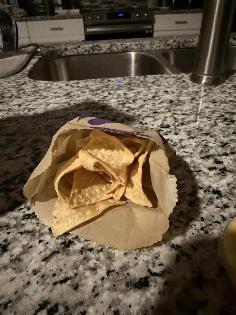 N_Kintz's tweet photo. Damn @tacobell, I know times are tough but this is pretty bad. Might be 10 chips in here https://t.co/FyswYEgaBs