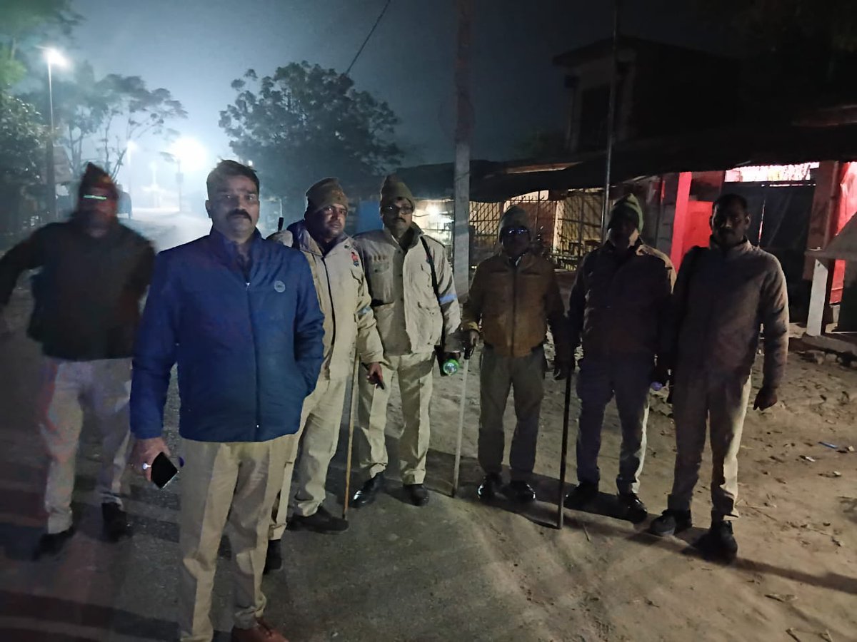 bahraichpolice's tweet image. #SPBahraich के निर्देशानुसार थाना विशेश्वरगंज पुलिस द्वारा रात्रि गस्त के दौरान रात्रि ड्यूटी में लगे पुलिस बल को चेक किया गया तथा ड्यूटी के समय विशेष सतर्कता बरतने हेतु निर्देशित किया गया।  
 #Uppolice 
#bahraichpolice