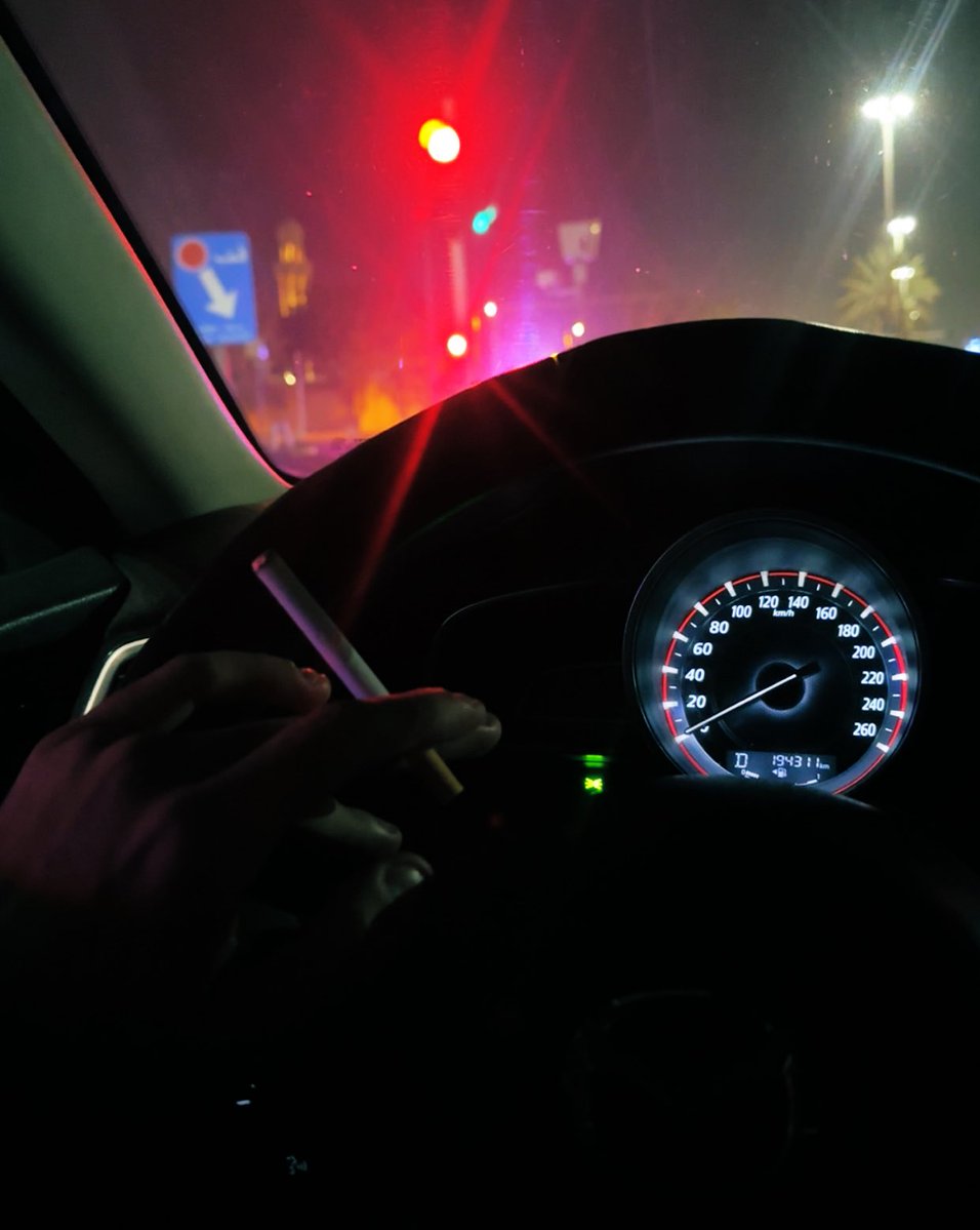 كل ماضاقت ولعت دخاني 
لعلها تبعد همومي