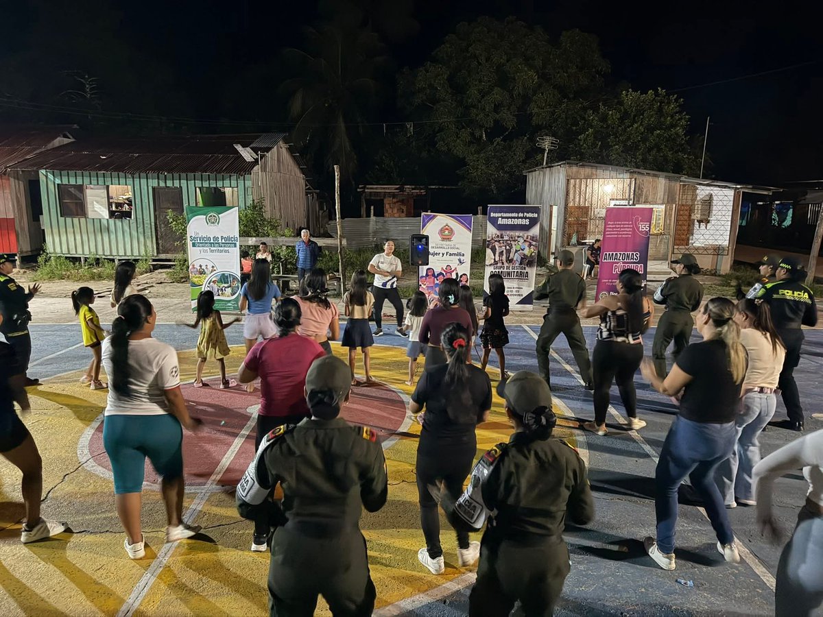 💜👮🏻‍♀️#S2D | La Policía Nacional en el Amazonas acompaña las acciones de sensibilización en el Día Internacional de la Eliminación de la Violencia contra la Mujer, reafirmando su compromiso con la protección, la prevención y el respeto por los derechos de todas las mujeres. 🇨🇴