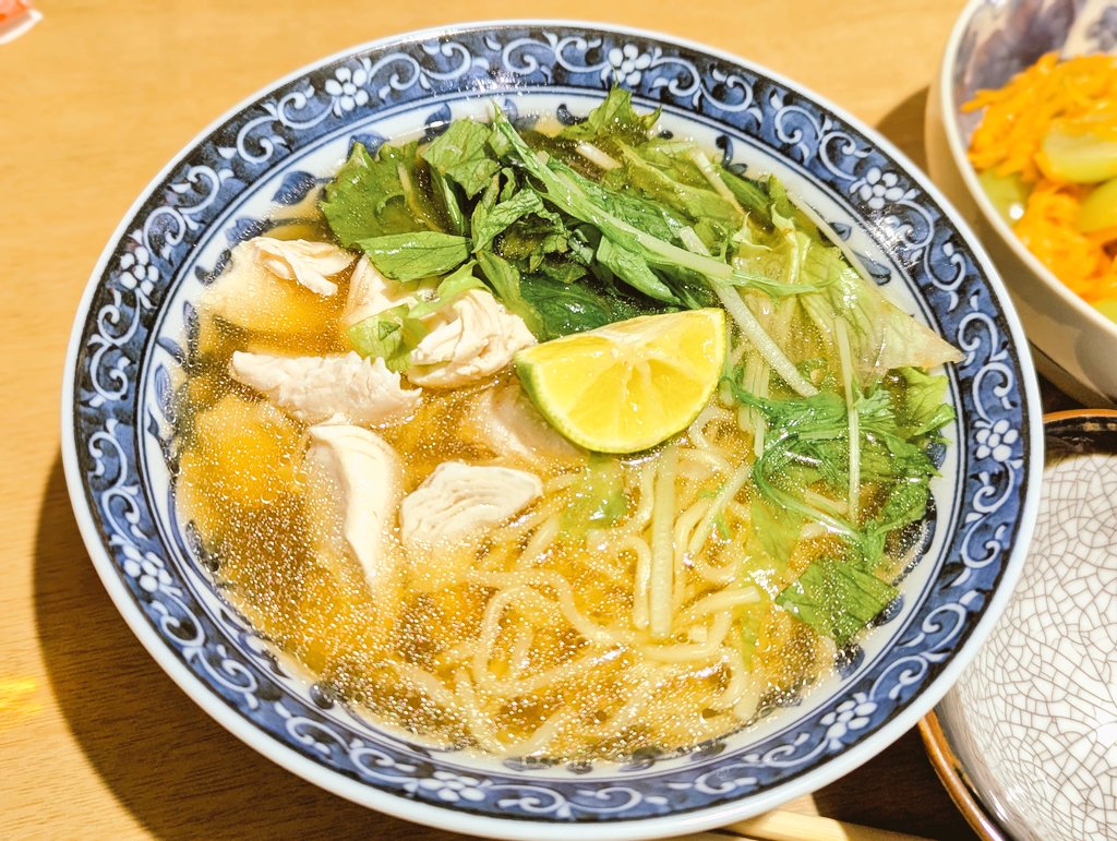 MarronTree's tweet image. 昨日のお献立

鍋の〆ラーメンを翌日に食べるとこうなる　鶏ささみと水菜レタスとすだち添えの柚子塩らーめん
キャロットラペ&amp;amp;シャインマスカットのサラダ
関西風揚げ出汁豆腐
2日目の秋刀魚の南蛮漬け

やっぱり揚げ出汁豆腐と東西比べてみたくなってねぇ〜w
ちあきはどちらも美味しかったそうですw